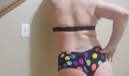 Sissy Maddie Showing Booty