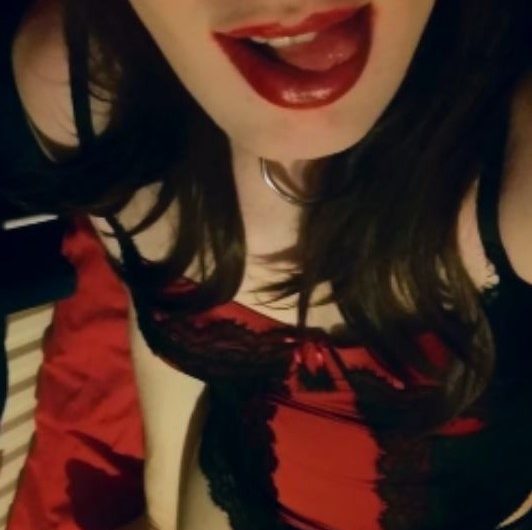 Sissy wants to lick and suck cock