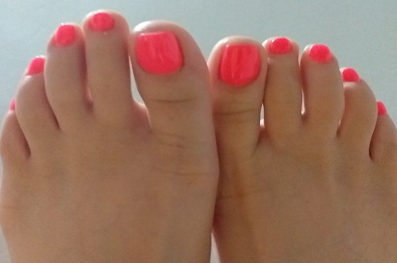 Worship these pretty toes like a good subbie