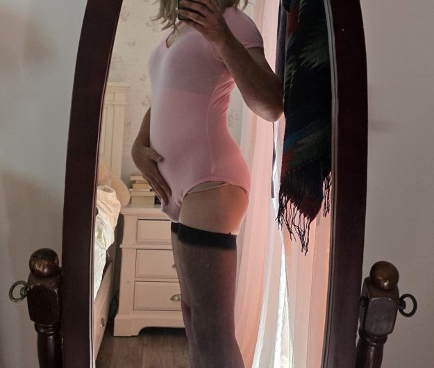 Sissy Kelly Loves to Get Exposed